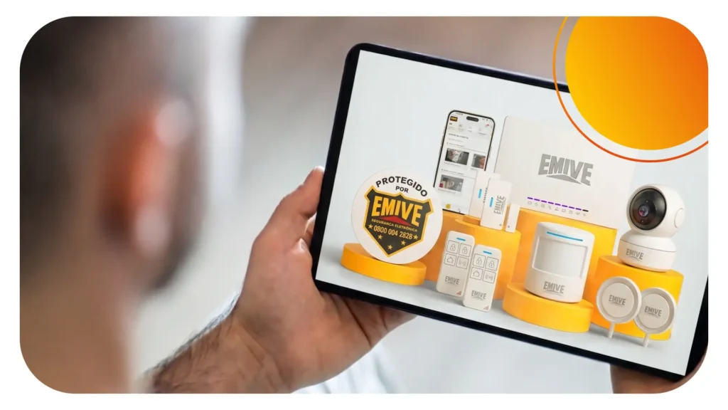 Monitoramento remoto: como funciona e por que é mais que apenas câmeras 1 Pessoa acompanhando Monitoramento remoto da Emive pelo tablet