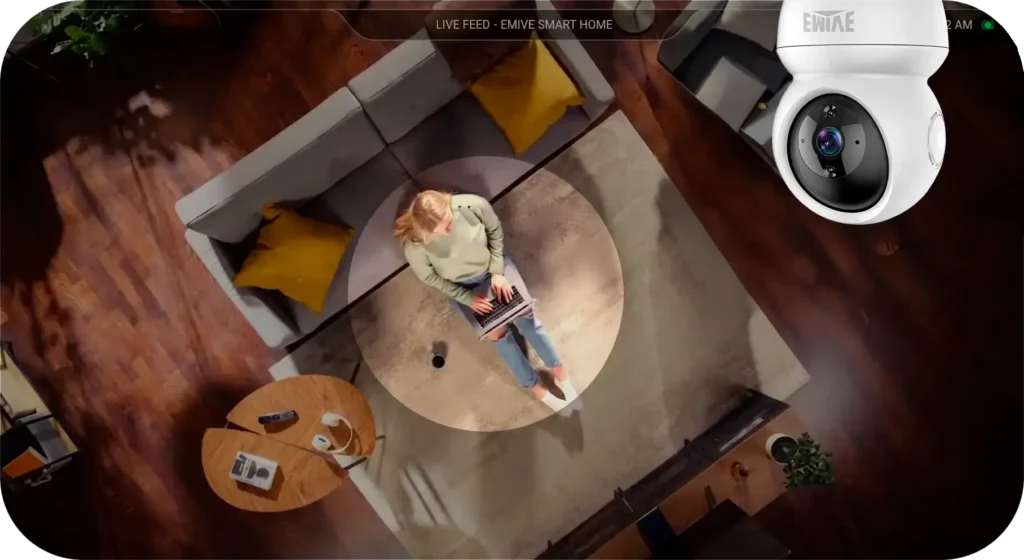 Pessoa segura em sua casa com o Monitoramento remoto da Emive
