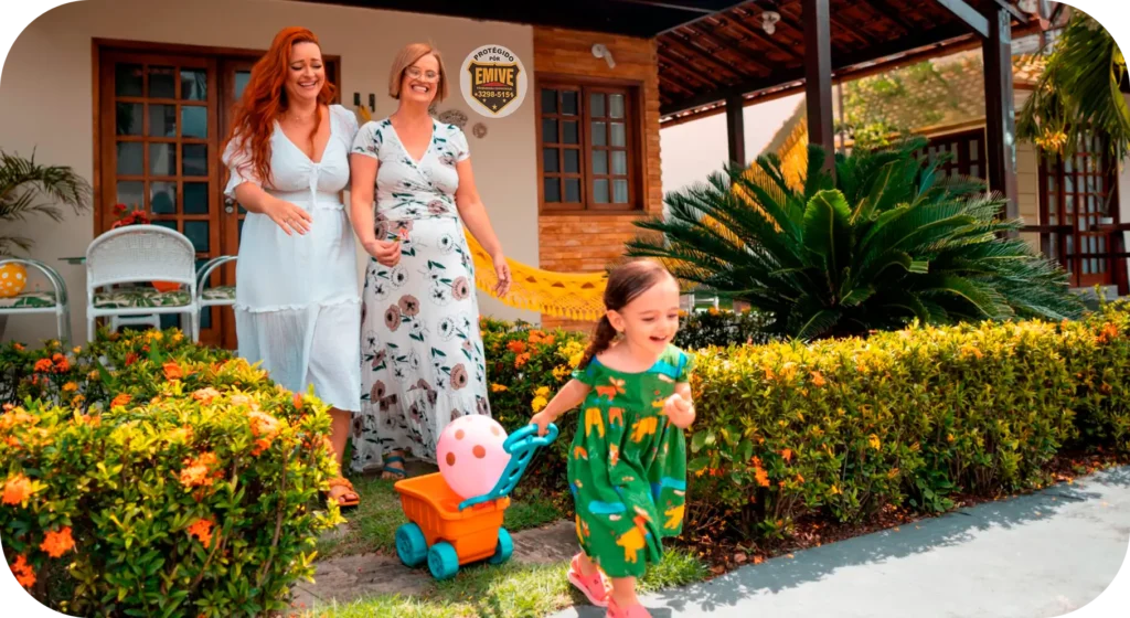 Família em segurança graças a Câmera de Segurança Residencial EMIVE