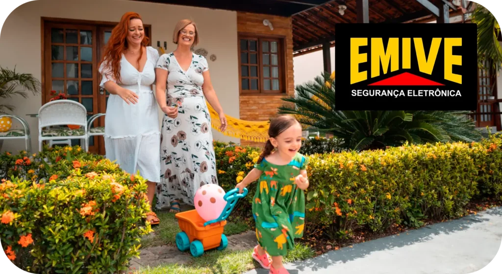 Família em segurança graças a Câmera de Segurança Residencial EMIVE
