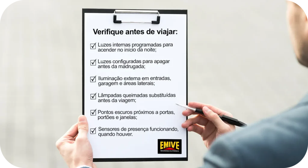 Verifique antes de viajar:
- luzes internas programadas para acender no início da noite;
- luzes configuradas para apagar antes da madrugada;
- iluminação externa em entradas, garagem e áreas laterais;
- lâmpadas queimadas, substituídas antes da viagem;
- pontos escuros próximos a portas, portões e janelas;
- sensores de presença funcionando, quando houver.