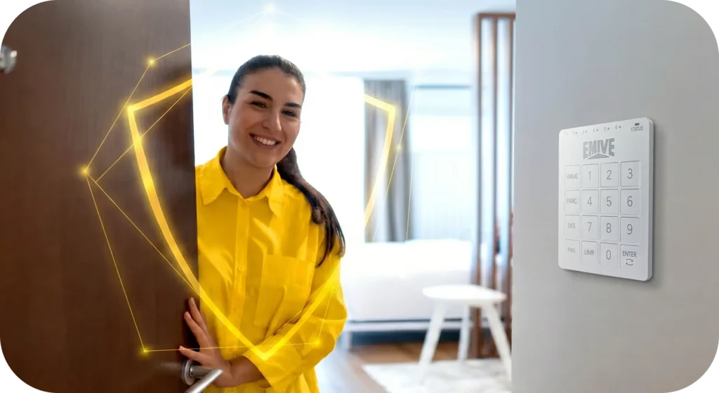 Mulher feliz com seu Melhor Alarme para Apartamento EMIVE