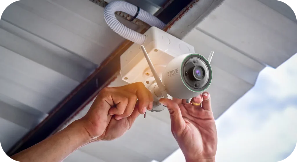 Câmera CFTV: tipos, instalação e como escolher a ideal para segurança 1 Pessoa instalando uma Câmera CFTV