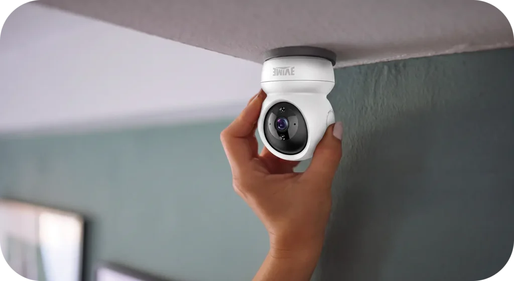 Pessoa instalando Câmera com fio ou wi-fi da EMIVE